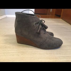 9.5 Dr. Scholl’s gray suede boots